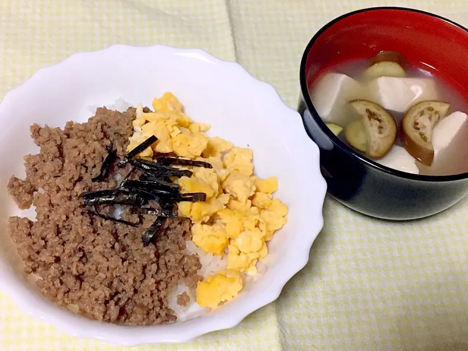 ・三色ご飯 ・なすと豆腐のお味噌汁#そぼろ#三色ご飯#なす#豆腐#味噌汁|りえさん