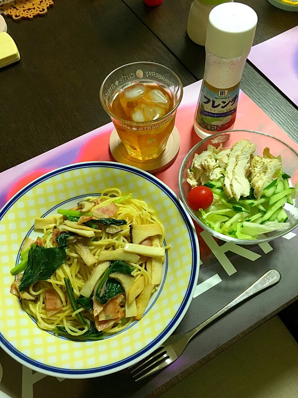 ベーコンとエリンギと小松菜の和風パスタ、手作りサラダチキン乗せ野菜サラダ(*^｡^*)|ライムさん