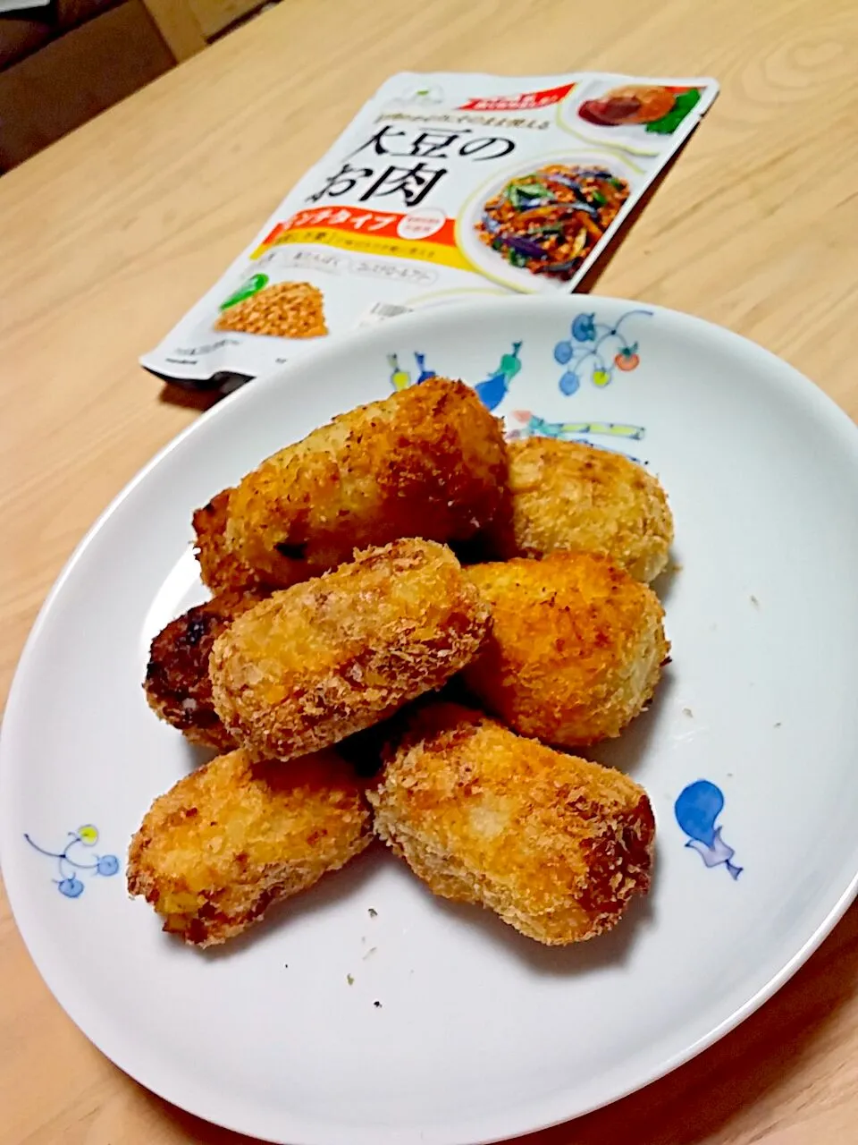 Snapdishの料理写真:畑で採れたじゃがいもでコロッケ
 #俵形　 #大豆のお肉ミンチタイプ 
 #高たんぱく　 #ヘルシー|oliveさん