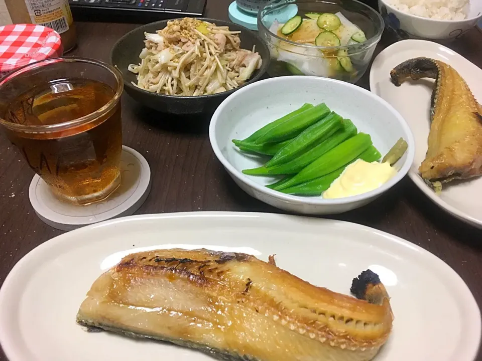 Snapdishの料理写真:ほっけ、茹でオクラ、えのきと豚肉炒め、大根ときゅうりの胡麻ポン和え|こんこんさん