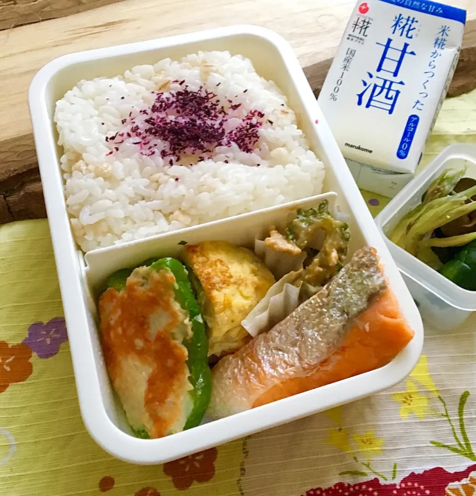 Snapdishの料理写真:単身赴任の昼ごはん☀️
お弁当🍱
ピーマン肉詰め
焼き鮭
大葉とすり胡麻の卵焼き🥚 
ゴーヤの豚味噌 
きゅうり🥒ミョウガの味噌漬け
きゅうりのキューちゃん漬け
麦ご飯 ゆかり
甘酒|ぽんたさん