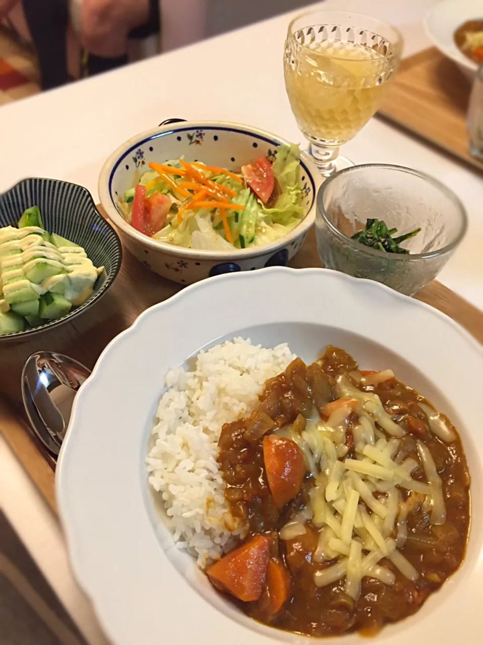 Snapdishの料理写真:・2日目のカレー♪チーズ入りで🧀
・レタス&トマト&人参&きゅうりのサラダ
・きゅうりマヨネーズ
・ほうれん草の胡麻和え|ききさん