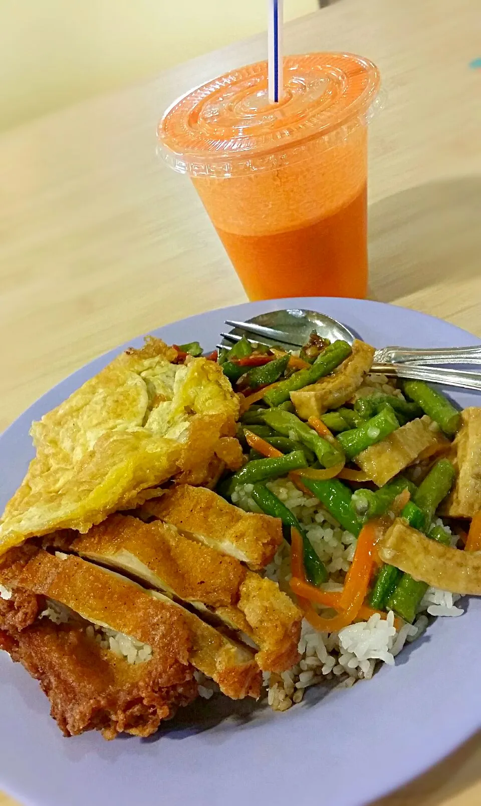 White rice topped with Dishes (fried eggs, chicken cutlet, green long beans fried with bean curd, chilli-spiced okra) and Fresh juice (carrots & oranges)|tracyさん