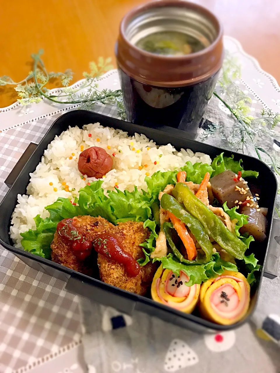 旦那ちゃん弁当🎶
豚肉のチンジャオロース風炒め
ハム玉子巻
しらすコロッケ(揚げるだけ)
ピリ辛コンニャク
冬瓜のお味噌汁|BooBooさん