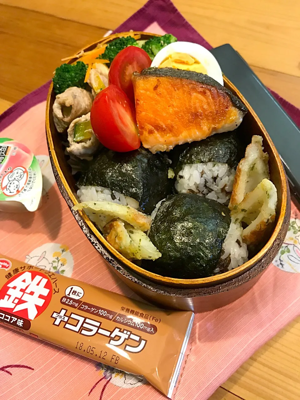 Snapdishの料理写真:パパたろ弁当🍱

梅しそおむすび🍙
ちくわの磯辺揚げ
塩鮭
ゆで卵
かぼちゃの豚肉巻き
ブロッコリーと人参の胡麻和え
ミニトマト|ひななぎさん