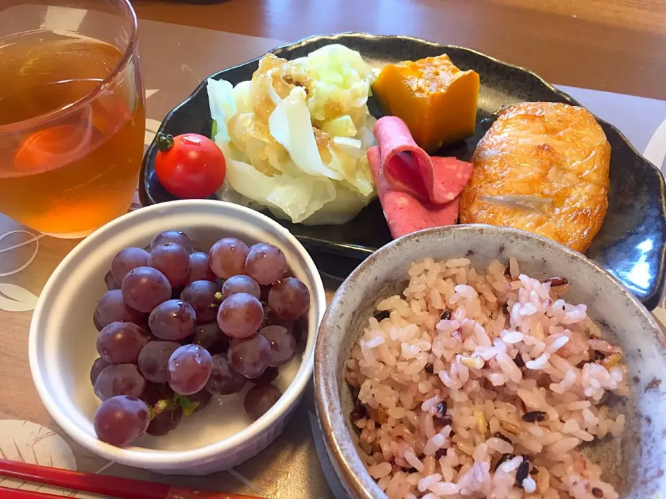 朝ごはん
鈴廣はんぺん、ハム、かぼちゃ煮付け、茹でキャベツ、五穀米、プチトマト、デラウェア|かよちゃんさん