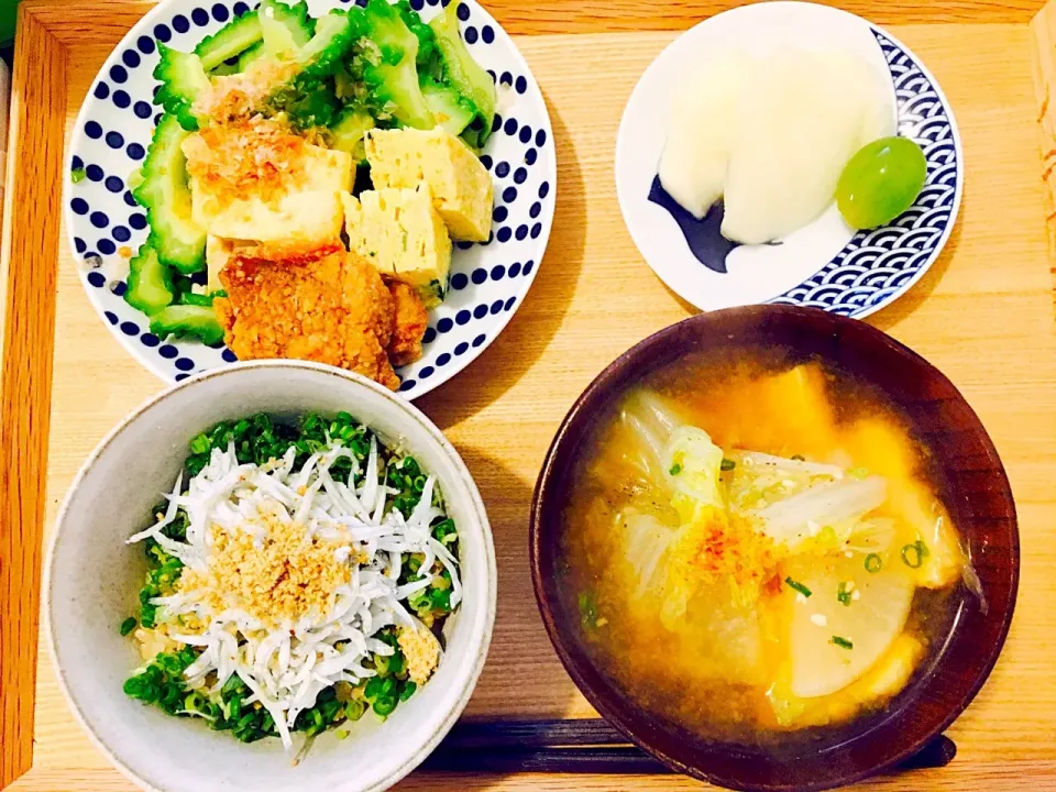 …とある日の朝ごはん🍳  ・ ゴーヤと豆腐炒め  ・ たまご焼き  ・ 唐揚げ   ・ ミニしらす丼  ・ 白菜と厚揚げのお味噌汁  ・ お漬物|Tinaさん