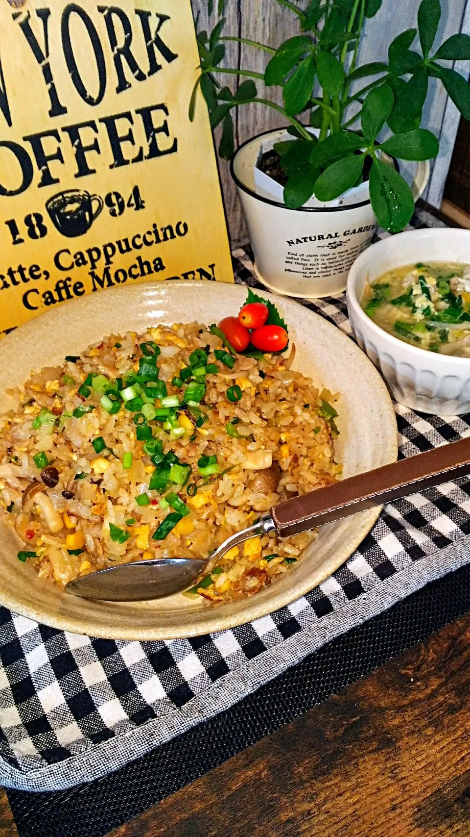 今日のお昼ごはん！
炒飯とニラもやし卵スープ！
美味しかったです！|しえりママさん