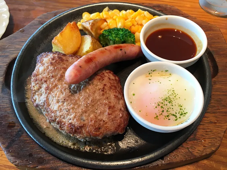 手ごねハンバーグ温玉添え|みゅうさん