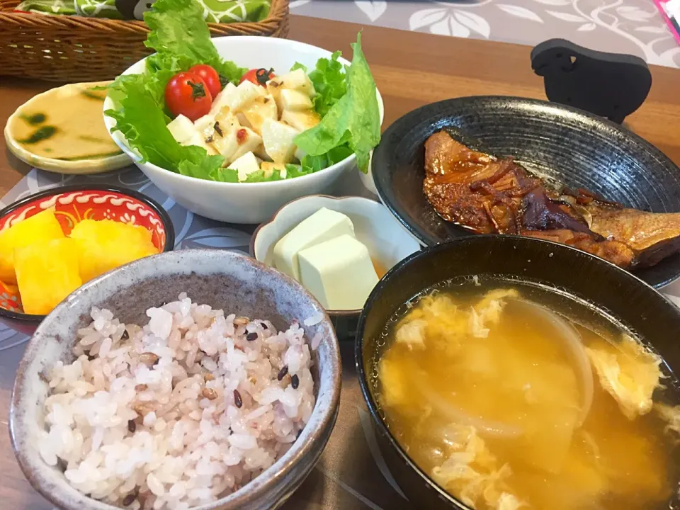 Snapdishの料理写真:晩御飯
ぶり照り焼き、山芋サラダ、五穀米、ワンタンスープ、枝豆豆腐、パイナップル|かよちゃんさん