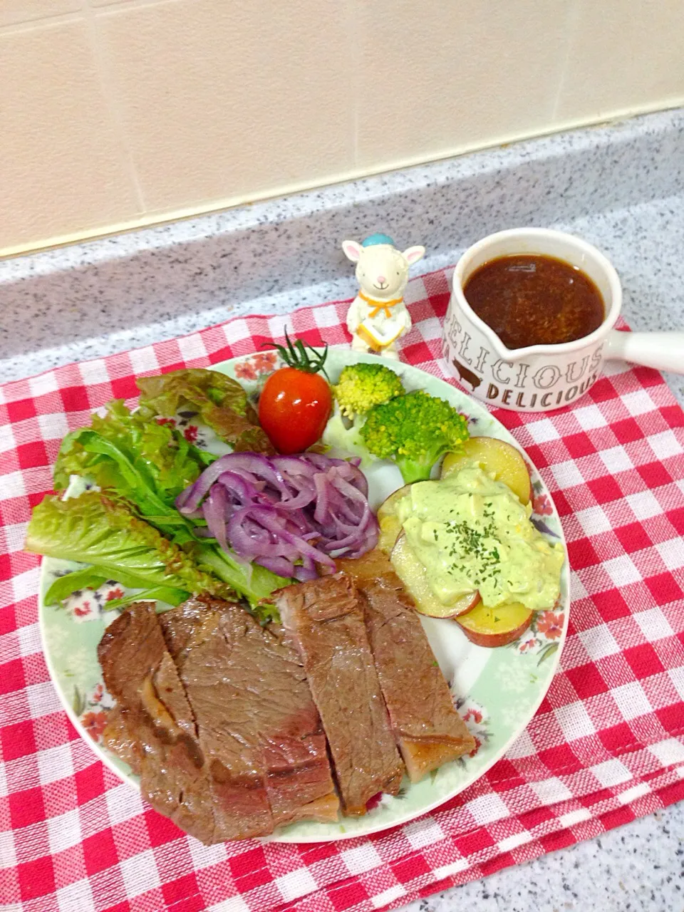 ステーキとゆでポテトのグレビッシュソースかけ💕|naonaomimichanさん