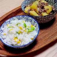 Snapdishの料理写真:生塩糀で炊いたとうもろこし🌽枝豆ご飯と
大豆のお肉でじゃがいものそぼろあん味噌味😋|oliveさん