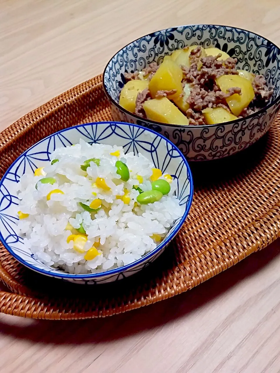 Snapdishの料理写真:生塩糀で炊いたとうもろこし🌽枝豆ご飯と
大豆のお肉でじゃがいものそぼろあん味噌味😋|oliveさん