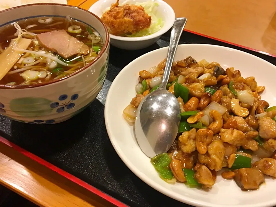 Snapdishの料理写真:営業マンの晩ごはん🌙
若鶏とカシューナッツ炒め
一口ラーメン
唐揚げ
ごはん
で、950円^_^
しかし、どれだけカシューナッツはいっとんねんʕ⁎̯͡⁎ʔ༄|ぽんたさん