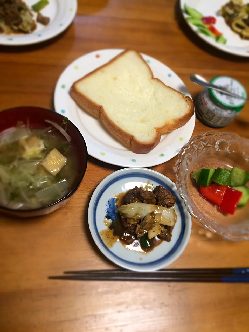 #朝食 牛肉とキャベツ炒め、#ピクルス|Mzkさん