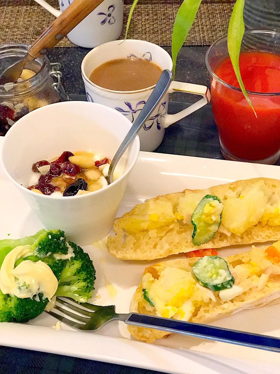 チャバタにポテトサラダをのせて焼いて
朝ごパンだ🍞|シュトママさん