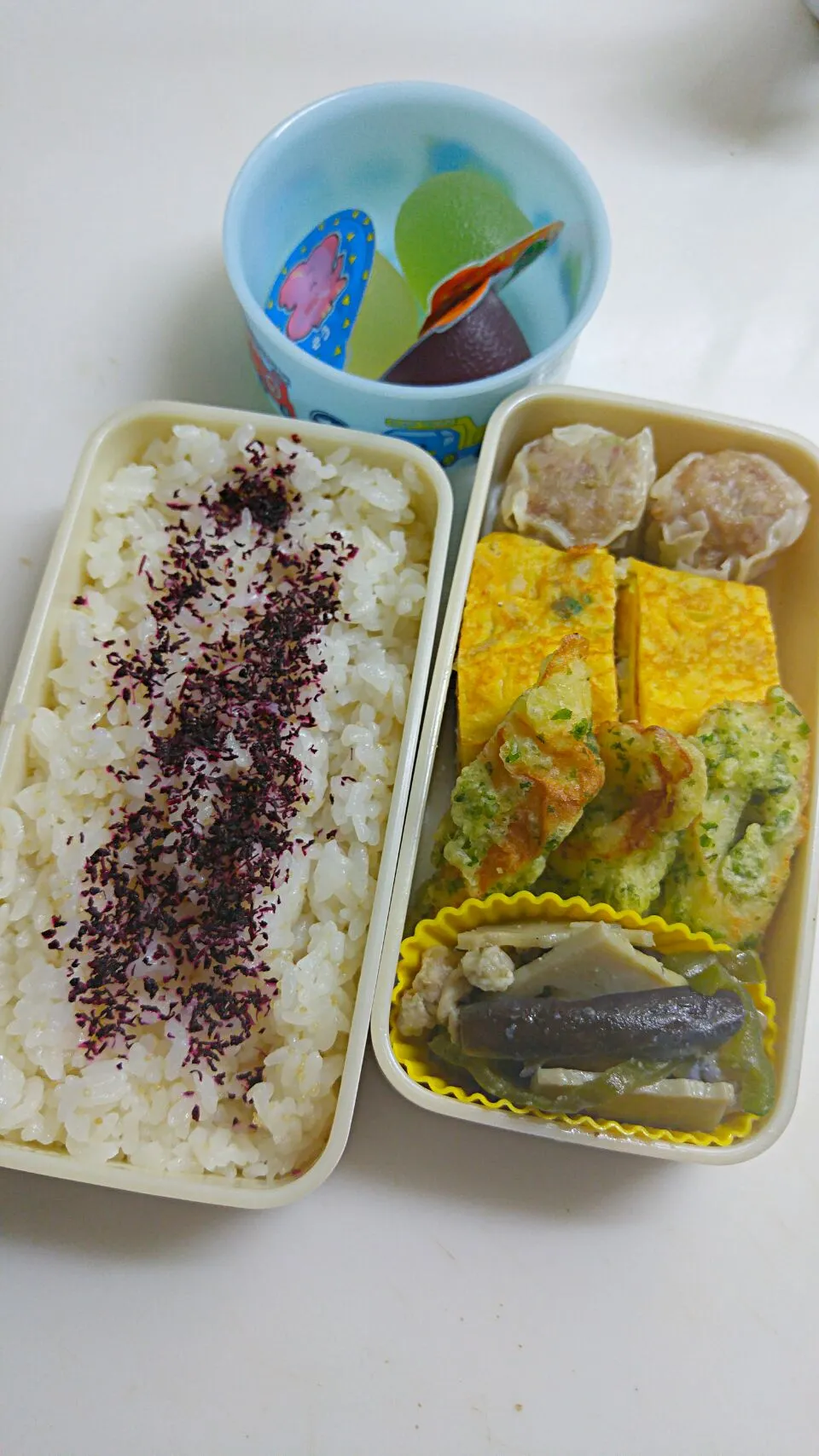 Snapdishの料理写真:☆小３☆ゆかりごはん＊ｼﾗｽ葱玉子焼き＊茄子ﾋﾟｰﾏﾝ味噌炒め＊焼売＊竹輪磯あげ＊ゼリー|ｼｮｺﾗさん