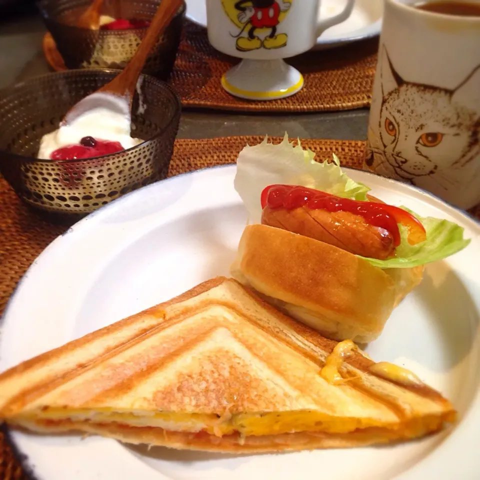 ミニドックとタマゴサンドで朝ごぱん😋|nao子さん