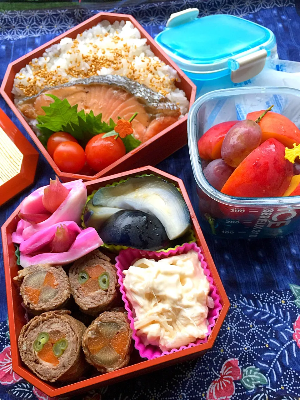 今日の#お父さん弁当 (⊹＾◡＾)ノo.♡ﾟ｡*
甘塩サーモン焼き魚とゆきむすびご飯
野菜の牛肉巻き
帆立貝柱と大根のマヨ和え
#水茄子浅漬け 
茗荷甘酢漬を蒲鉾に挟んだだけ〜
デザートはネクタリン、サニールージュ葡萄
柚子麩饅頭|Blueberry🫐さん