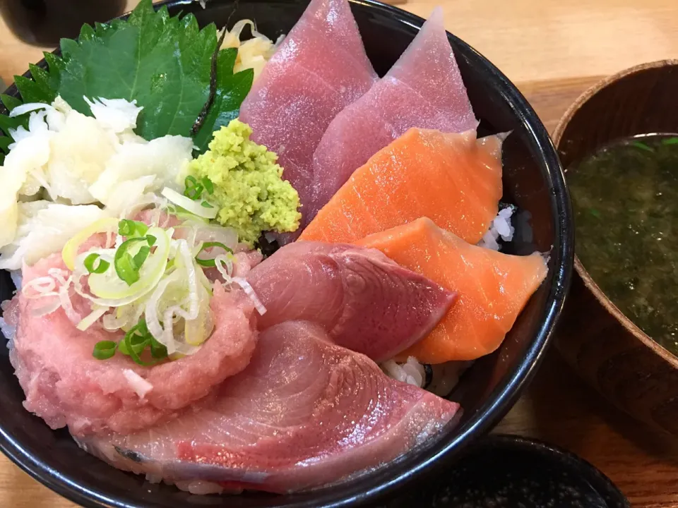 海鮮銀八 どんぶり
 Top5丼 青さ汁付き 850円|popzappaさん