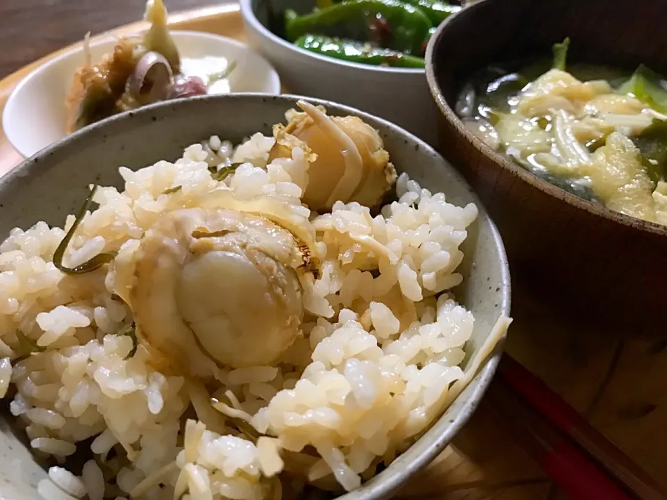 ベビー帆立の炊き込みご飯
具沢山味噌汁
ピーマンのマヨネーズ炒めおかか和え
冷奴〜ごまポン酢|YUMIさん