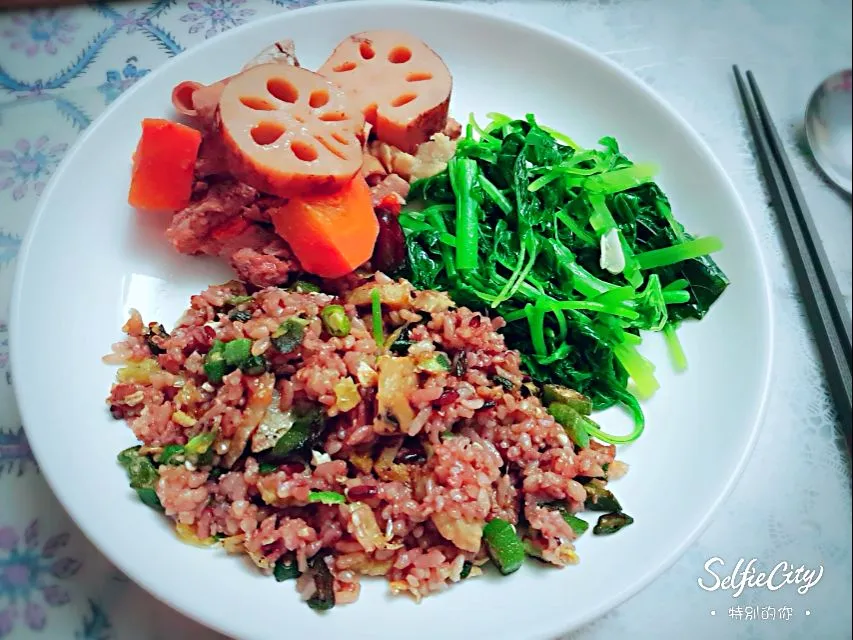 櫻花蝦秋葵炒飯，佐蓮藕排骨，炒杏菜|Joy Hurさん