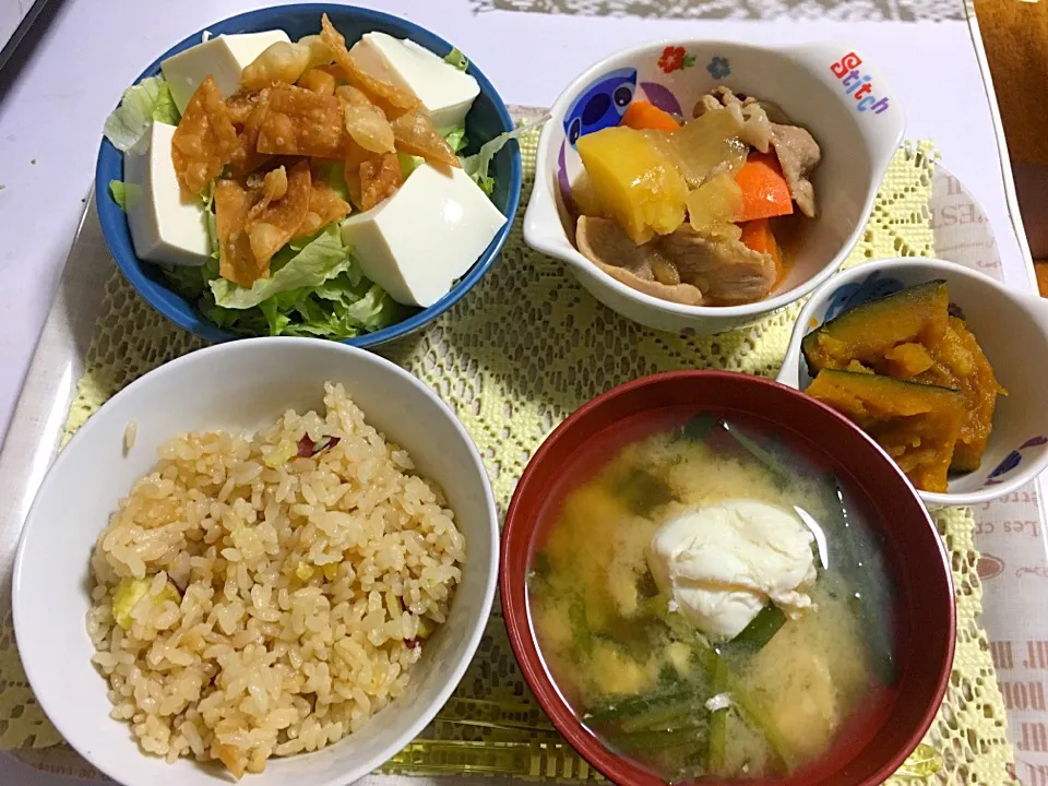 さつまいもご飯

卵とニラの味噌汁

肉じゃが

カボチャの煮物

豆腐と揚げた餃子の皮のサラダ|さやキチ(♡˙︶˙♡)さん