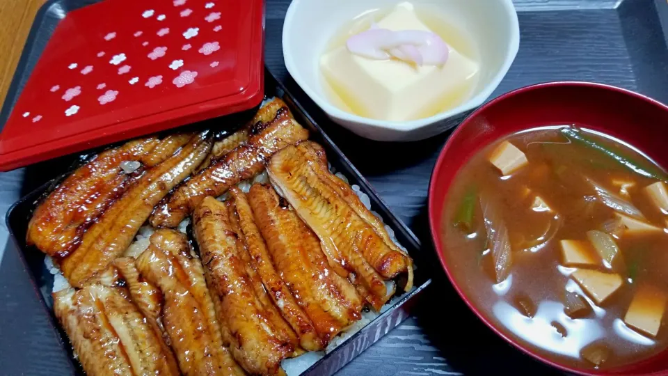 Snapdishの料理写真:天然鰻でふわふわジューシー鰻重😋🍴💕|あぁちゃんさん