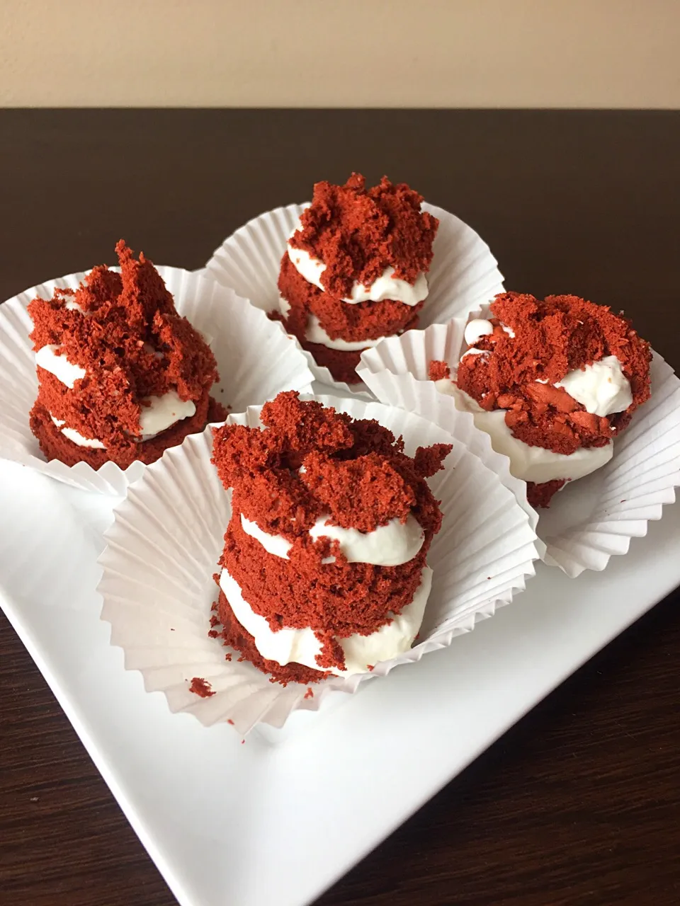 Domácí red velvet dortíky se šlehačkou #redvelvet #cream #cake|LucieFoodさん