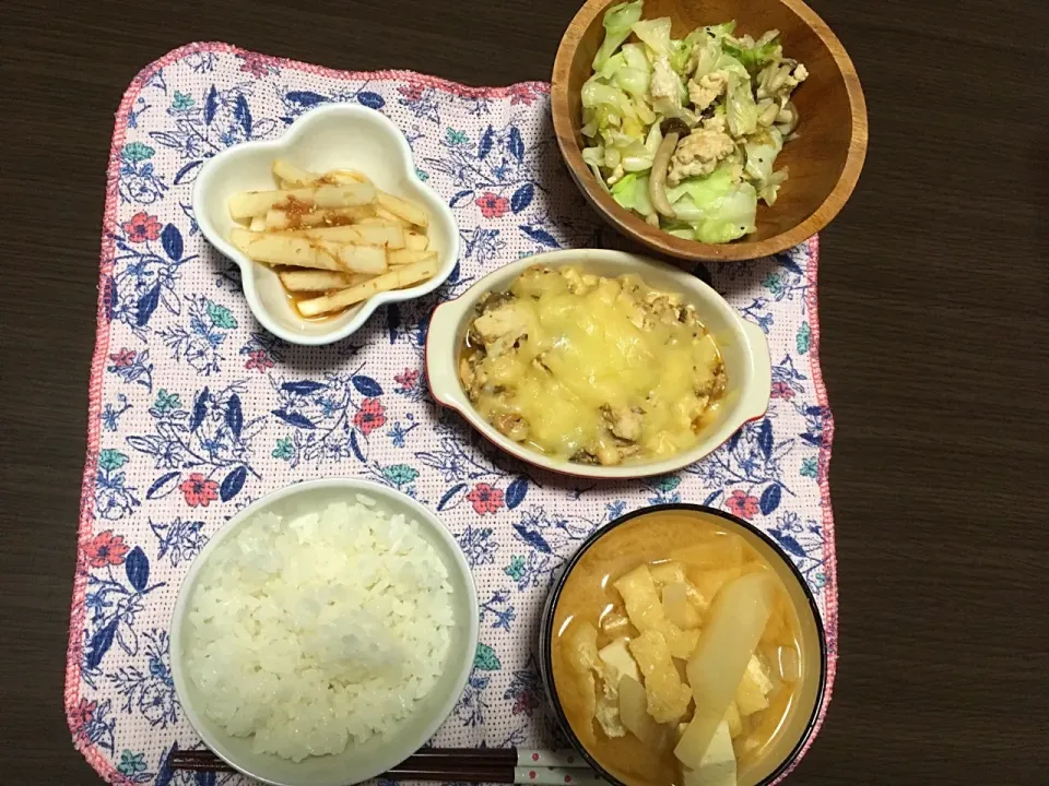 Snapdishの料理写真:#豆腐とシメジのグラタン#大根のおかか醤油和え #キャベツそぼろ#味噌汁|はっしーさん