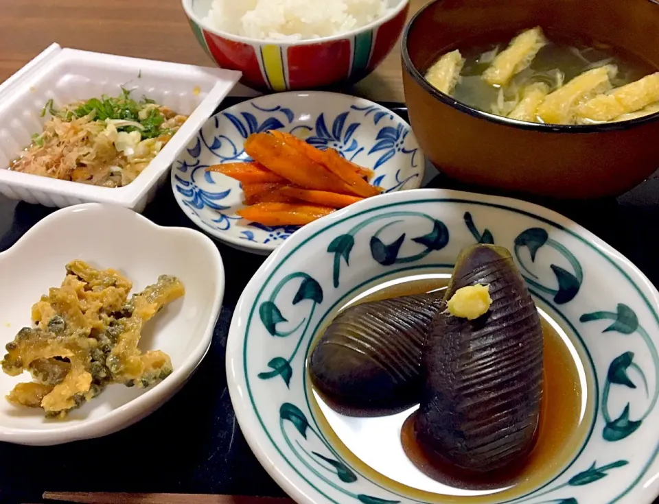 単身赴任の晩ごはん🌙🍽
茄子の煮物🍆
ゴーヤの豚味噌
人参🥕のカレーきんぴら
納豆（茗荷、大葉、おかか、中華風タレ）
わかめと揚げと茗荷の味噌汁
麦ご飯🍚|ぽんたさん