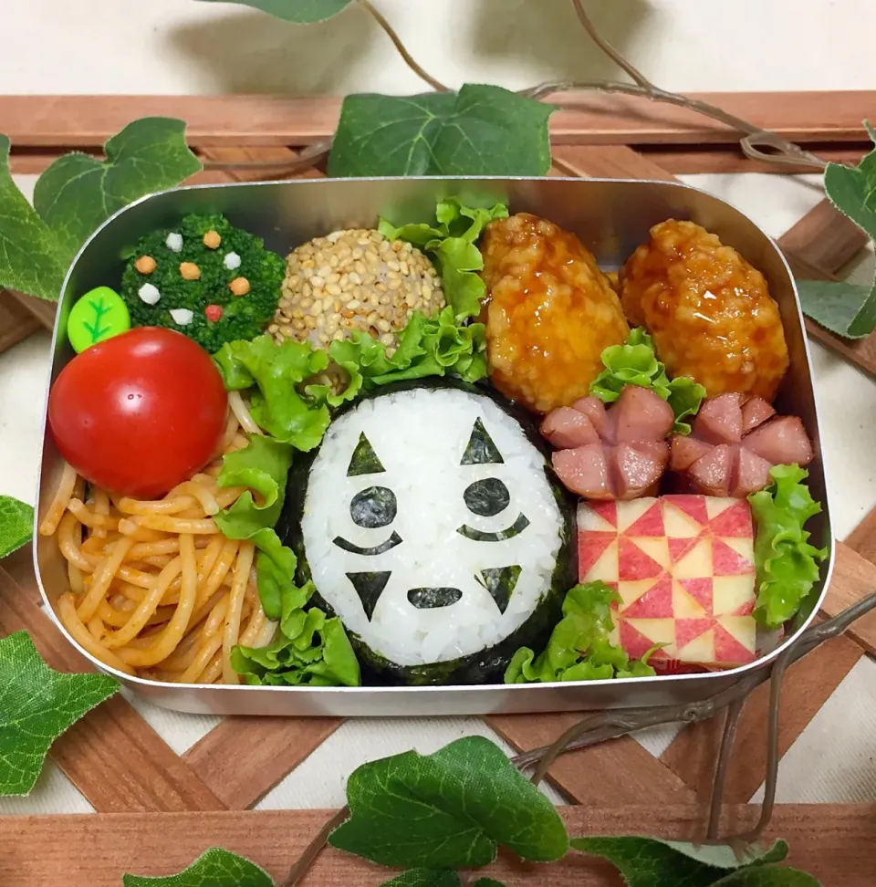 Snapdishの料理写真:千と千尋の神隠しから＊カオナシ風おむすび弁当🍙|tsumuchiさん