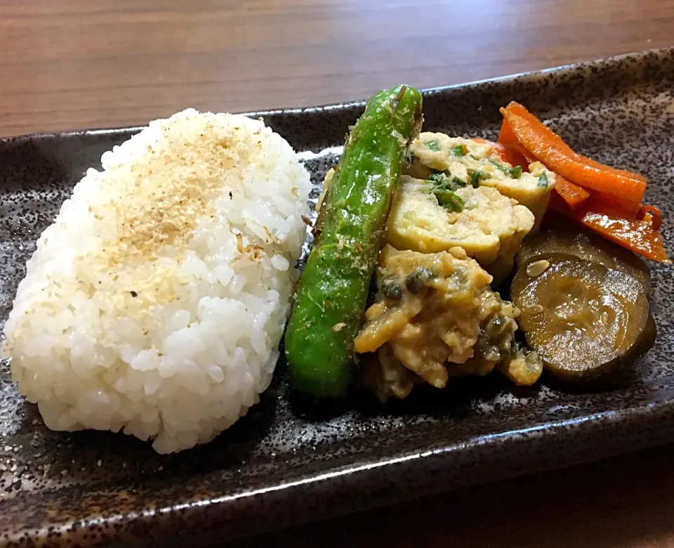 Snapdishの料理写真:単身赴任の朝ごはん☀️🍴
大葉と茗荷の卵焼き🥚
ゴーヤの豚味噌
獅子唐の塩おかか焼き
人参🥕のカレーきんぴら
きゅうりのキューちゃん漬け🥒
麦ご飯🍚|ぽんたさん