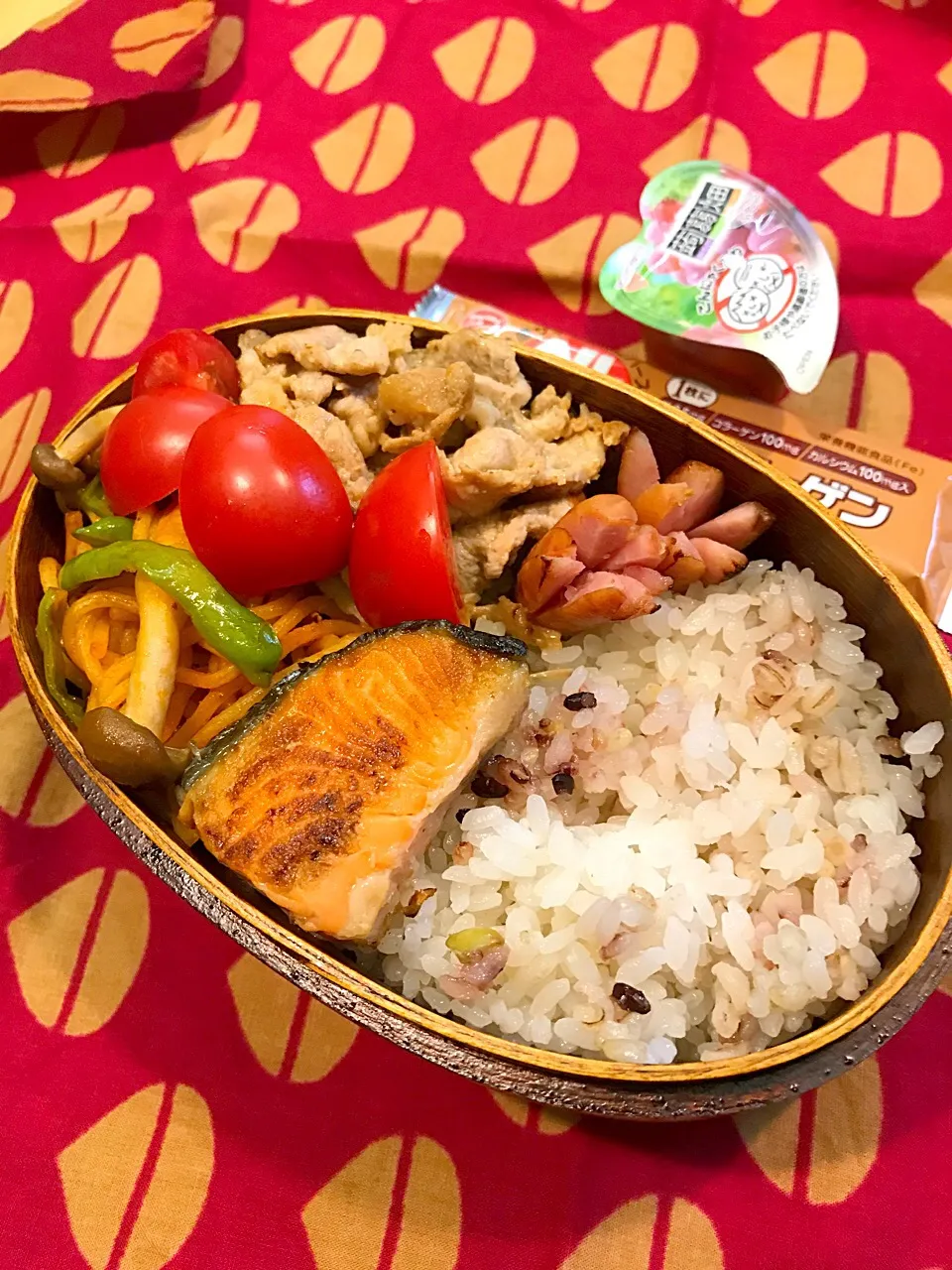 パパたろ弁当🍱

雑穀ごはん
ソーセージ
塩鮭
ナポリタン
豚肉のめんつゆマヨ焼き
ミニトマト|ひななぎさん