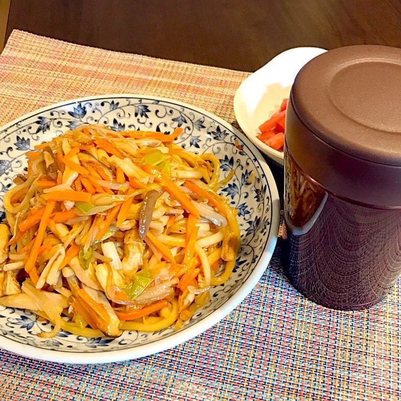 Snapdishの料理写真:今日から始業式。野菜たっぷり焼うどん。|リンコさん