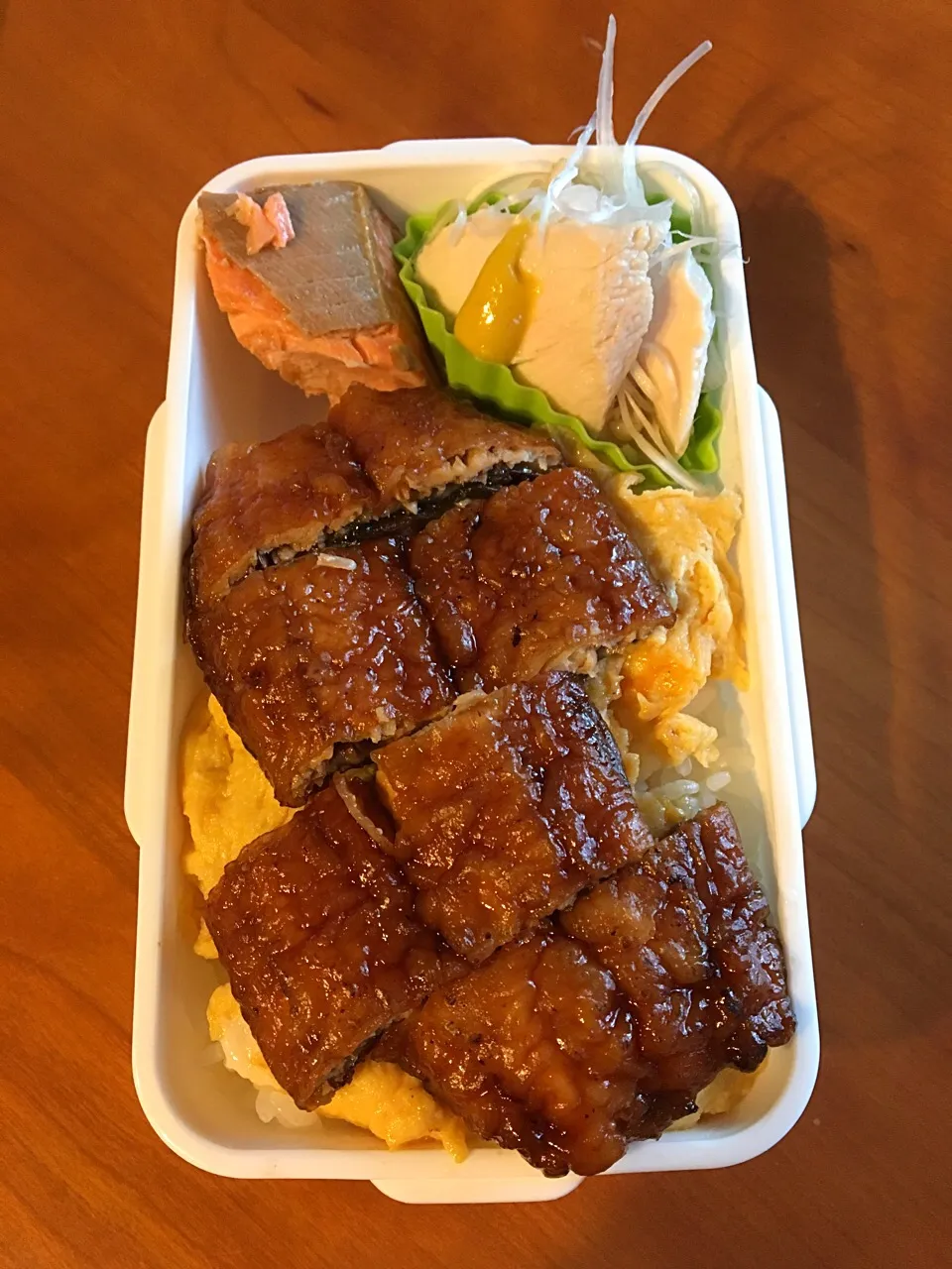 Snapdishの料理写真:9月1日  お嬢弁当🎶
秋刀魚の蒲焼き丼❗️
蒸し鶏&焼き鮭  …おかず少ない💦|みゆさん