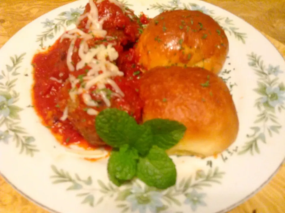 Meatballs and dinner rolls|John Baker Greskiewiczさん