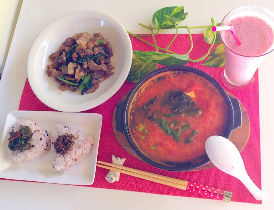 朝ごはんは勝負飯( ◠‿◠ )
トマトキムチ鍋🍅に牛バラ肉塩こうじ漬け焼肉👍😋雑穀ごはんおにぎり🍙胡瓜の佃煮と三升漬けの佃煮👍バナナとラズベリー入り甘酒スムージー( ◠‿◠ )|はみちゃんさん