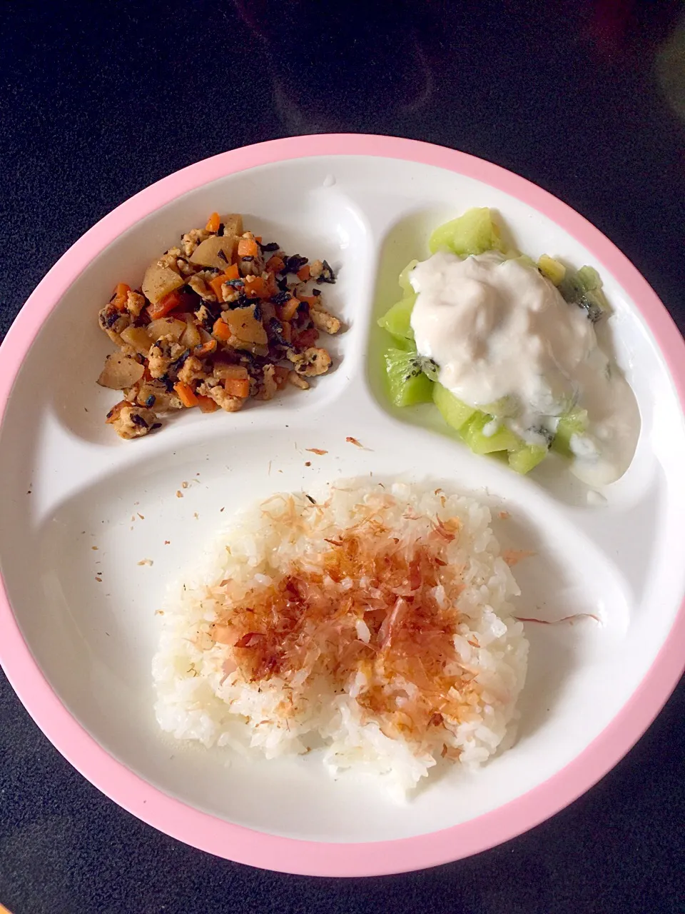 離乳食 朝
・おかかごはん
・根菜と鶏肉とひじきの煮物
・キウイ豆乳グルト|ぺろたんさん