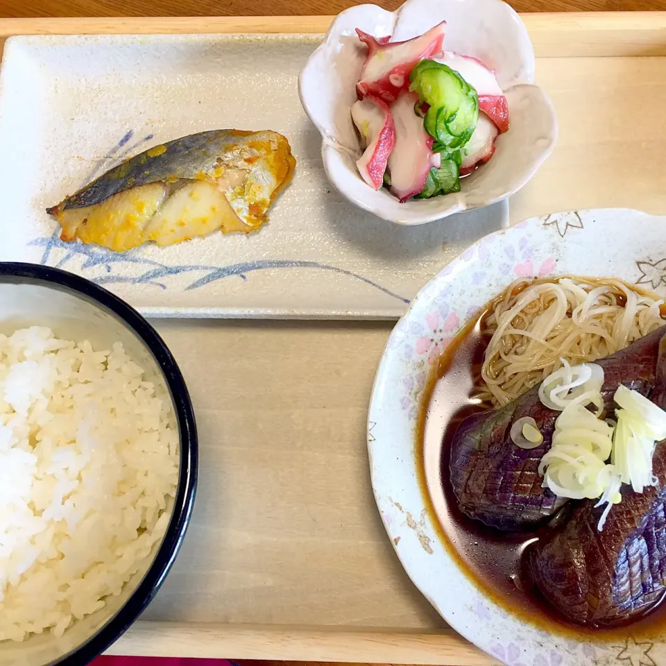 #昼ごはん 
鰆の西京焼き
なすそうめん
タコときゅうりの酢の物|もこうさぎさん