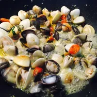 Snapdishの料理写真:Bubbling Vongole Goodness 😋🍝|trishbebeさん