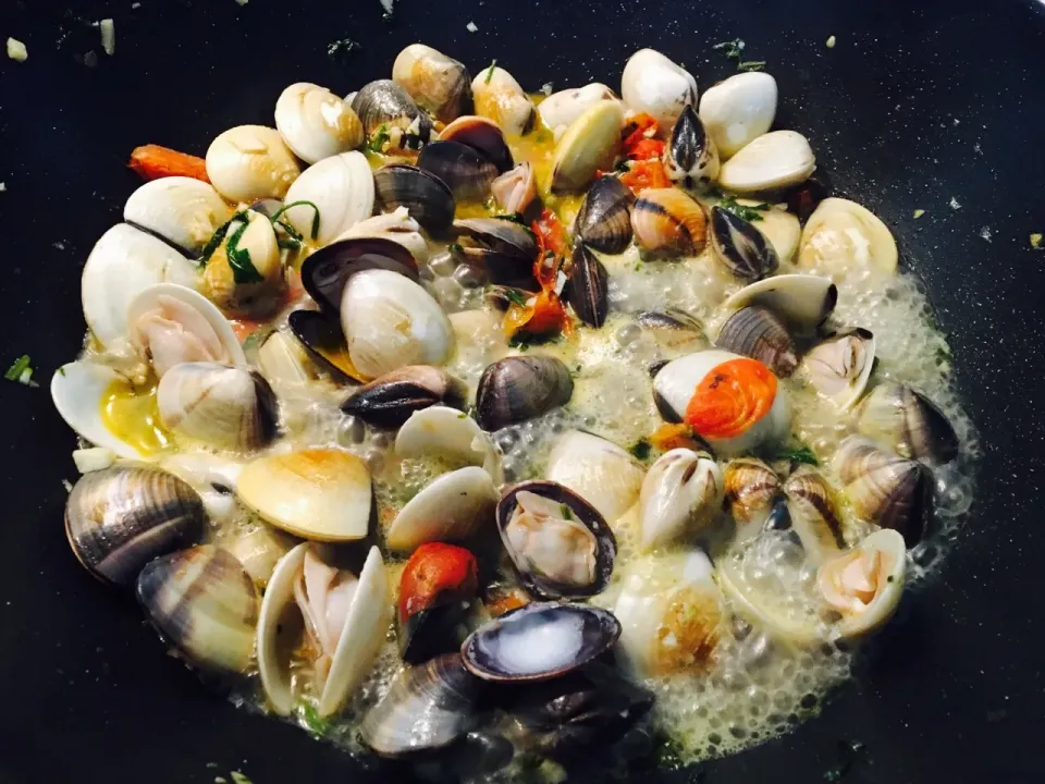 Bubbling Vongole Goodness 😋🍝|trishbebeさん