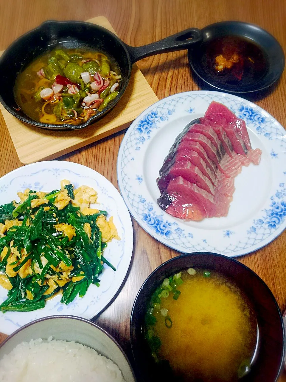 Snapdishの料理写真:・イカと万願寺とうがらしのアヒージョ
・ニラ玉
・鰹の刺身
・ワタリガニのお出汁の味噌汁|ようかんさん