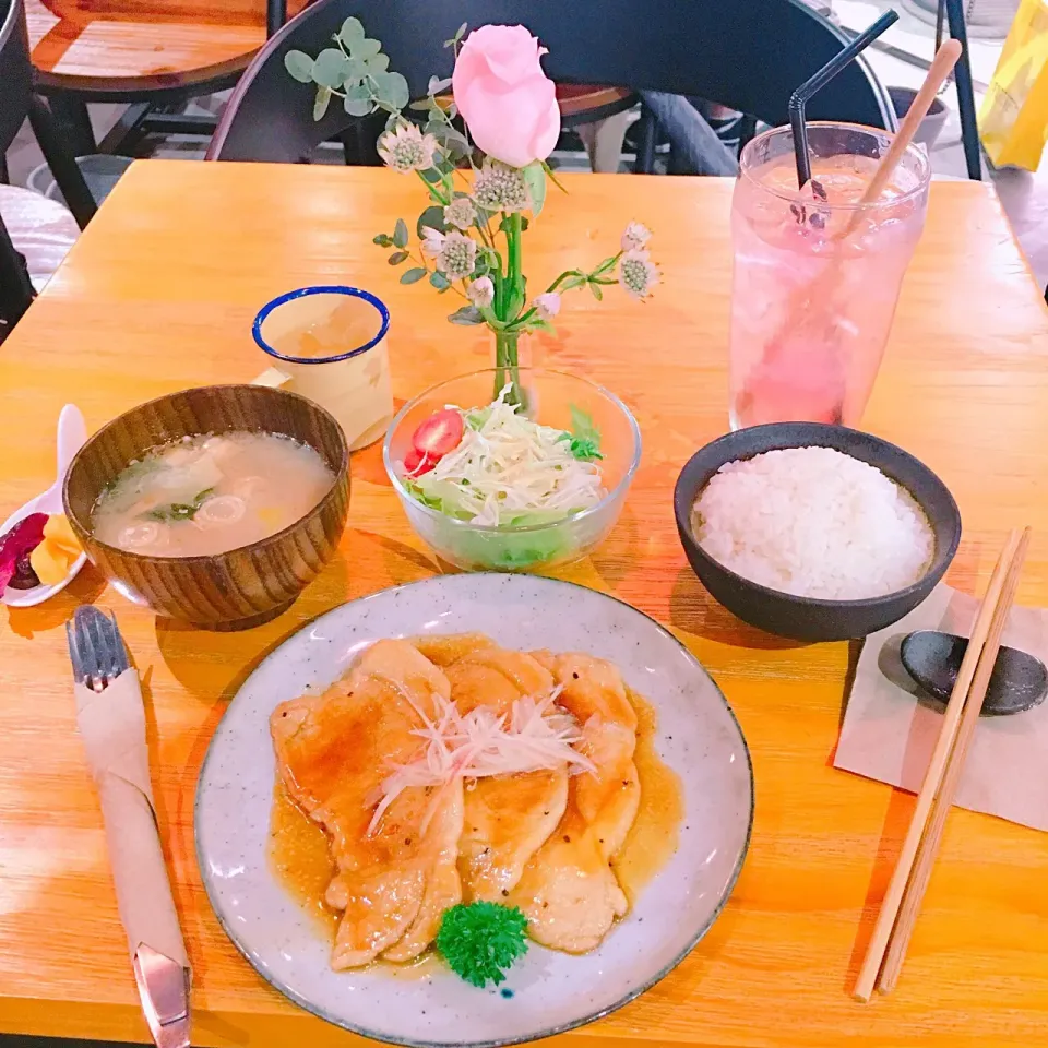 生姜焼き定食、梅桜ソーダ|キノコ🍄さん