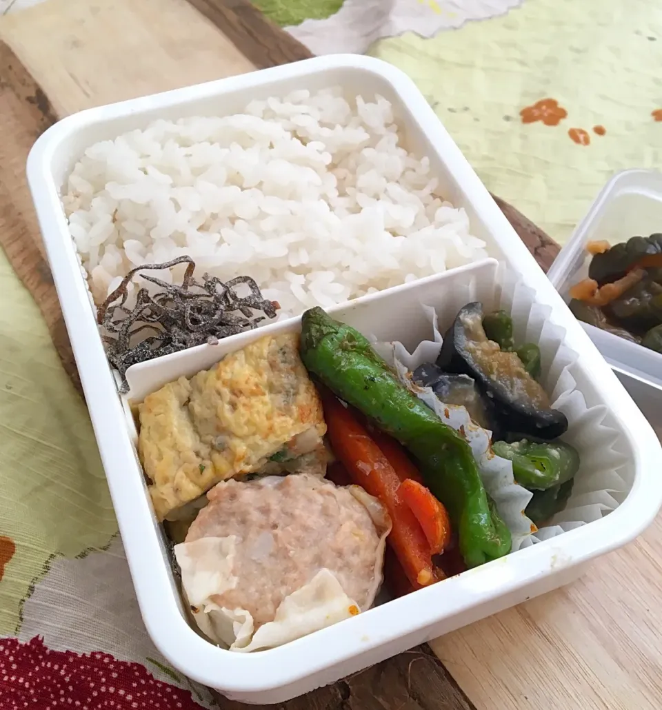 単身赴任の昼ごはん☀️🍴                   お弁当🍱                                        しゅうまい  大葉と茗荷の卵焼き🥚   茄子🍆とピーマンのなべしぎ  人参のカレーきんぴら 獅子唐の塩おかか焼き  塩昆布  きゅうりのキューちゃん漬け 麦ご飯|ぽんたさん