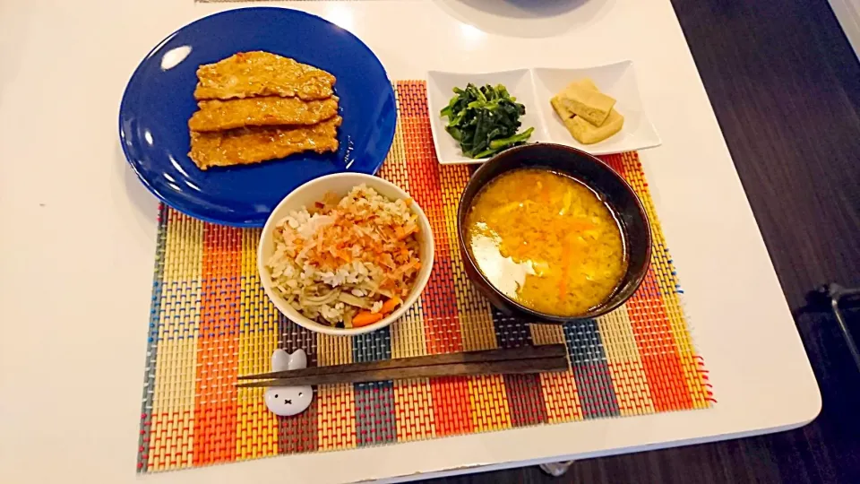 今日の夕食 豚肉の香味ソース、ほうれん草のごま和え、高野豆腐の煮物、舞茸の炊き込みご飯、人参と卵の味噌汁|pinknari🐰🌈さん