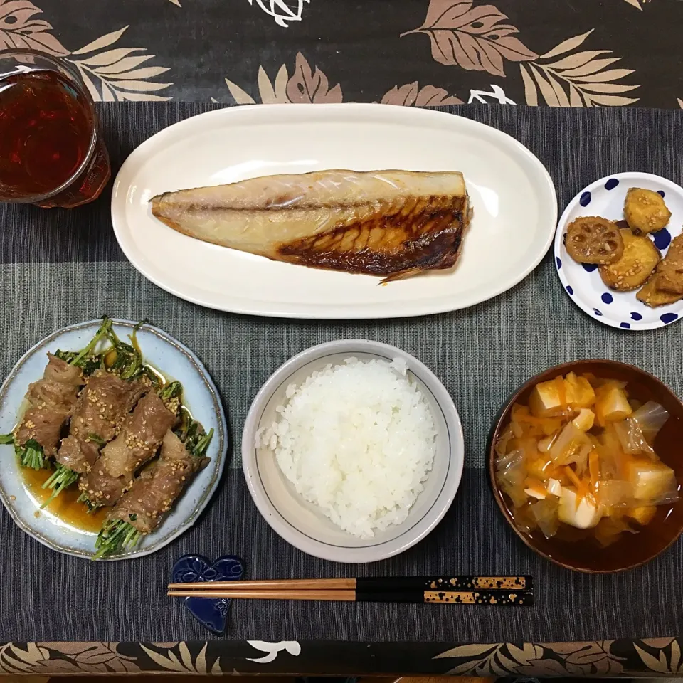 今日の手抜き夕飯。
塩サバ
豆苗の豚肉巻き
サツマイモとレンコンの甘酢
キャベツ、人参、豆腐の味噌汁|かずみさん