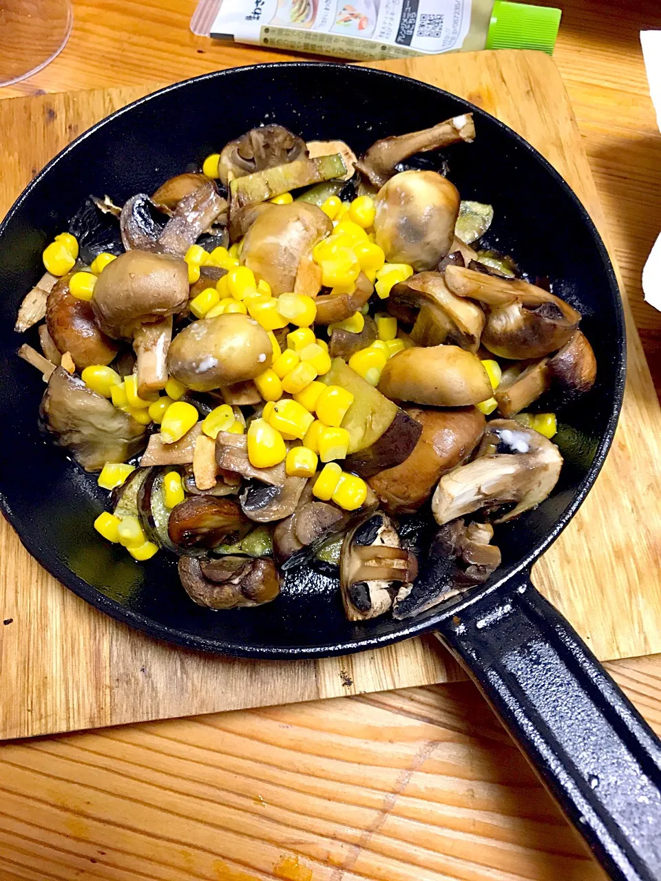 茄子🍆マッシュルーム🍄コーン🌽のアヒージョ
#自家製野菜 
#夏メニュー 
#とうもろこし🌽 
#茄子🍆 
#マッシュルーム🍄|misakoさん