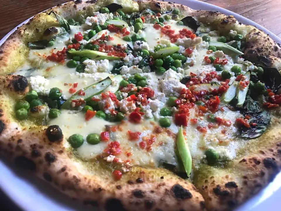 #Vegetarian #pizza #asparagus #peas #basilpesto #ricotta|Sergio Lacuevaさん