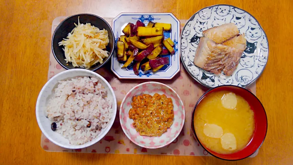 ８月２３日　鯖の一塩魚　　玉ねぎサラダ　さつまいものバター焼き　　納豆　お麩のお味噌汁|いもこ。さん